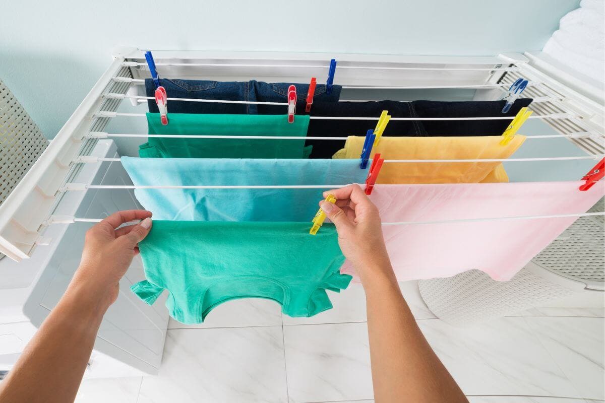 Como tirar mofo de roupa colorida